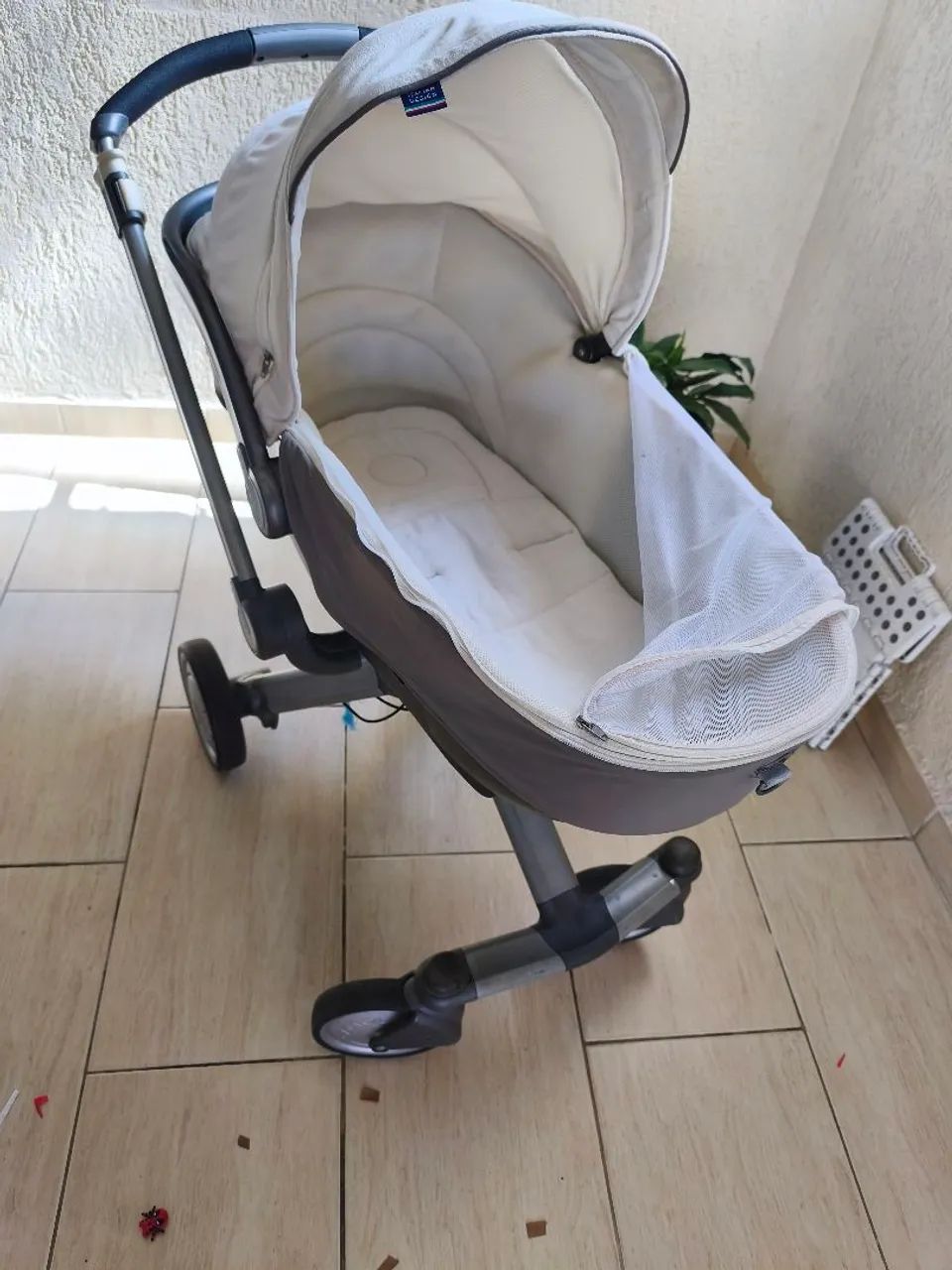 Carrinho de bebê com bebê conforto  - Foto 2