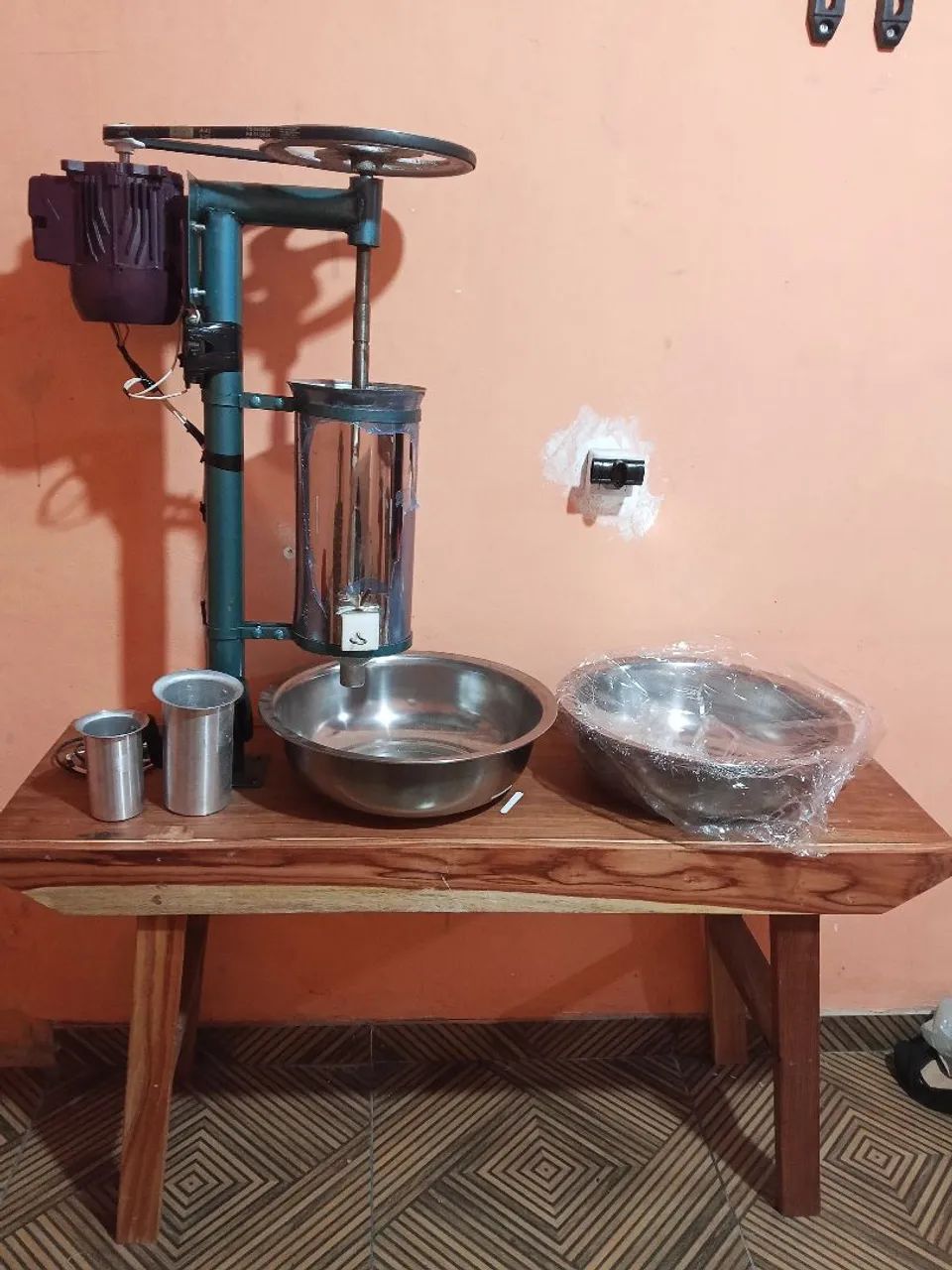 Vendo batedeira de açaí completa.