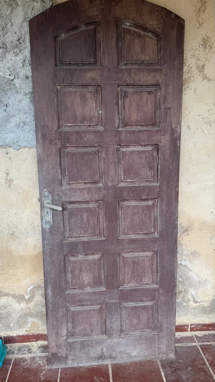 Porta de madeira maciça com portal 