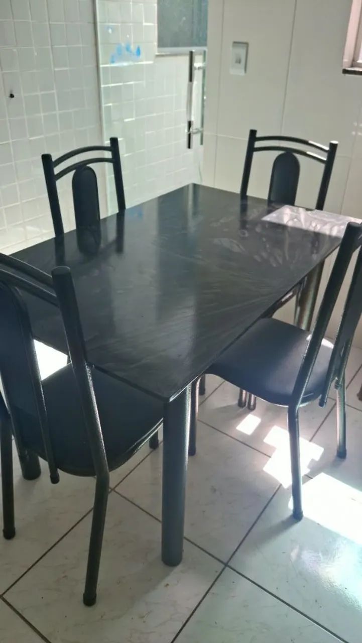 Mesa  com 4 cadeiras, semi nova, ótimo estado