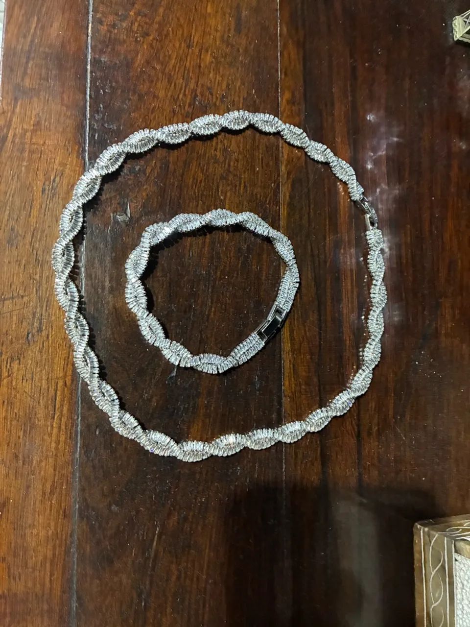 Conjunto gargantilha + pulseira.