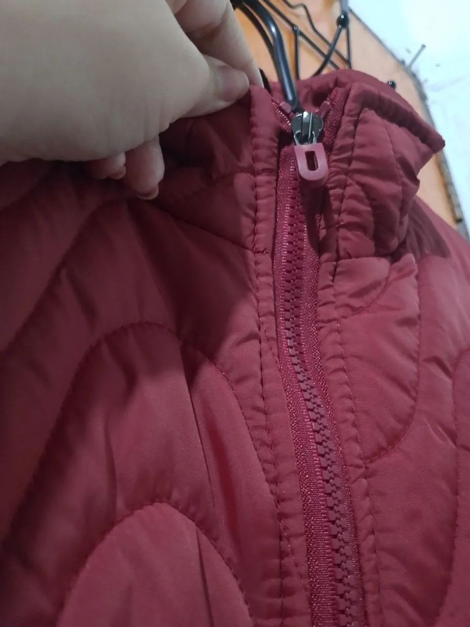 JAQUETA PUFFER BORDÔ  - Foto 4