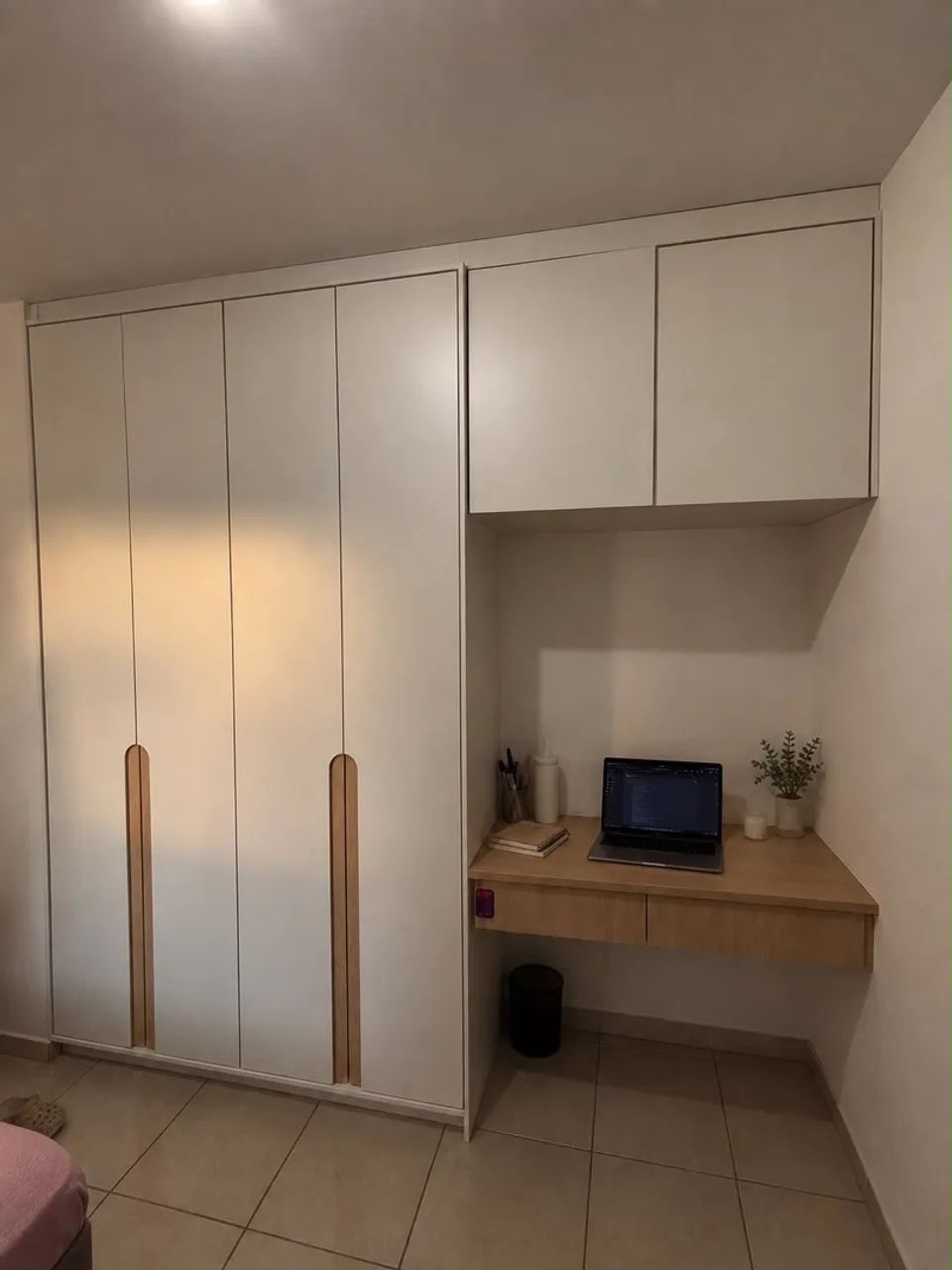 Guarda roupa e bancada para estudo MDF madeirado e branco planejado 