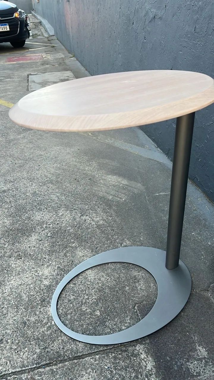 MESA DE APOIO DE DESIGN | MADEIRA + METAL