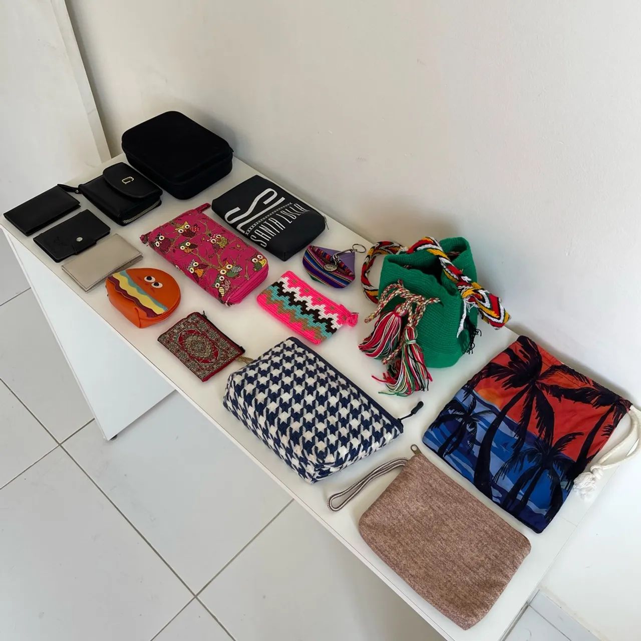 Lote 15 bolsas, necessaires e carteiras variadas