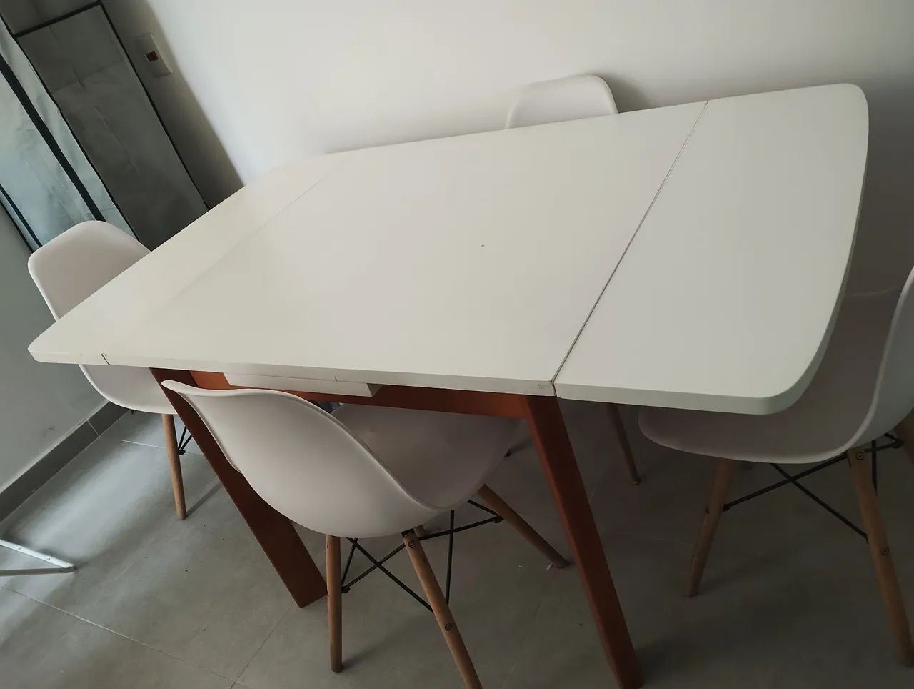 Mesa com quatro cadeiras 