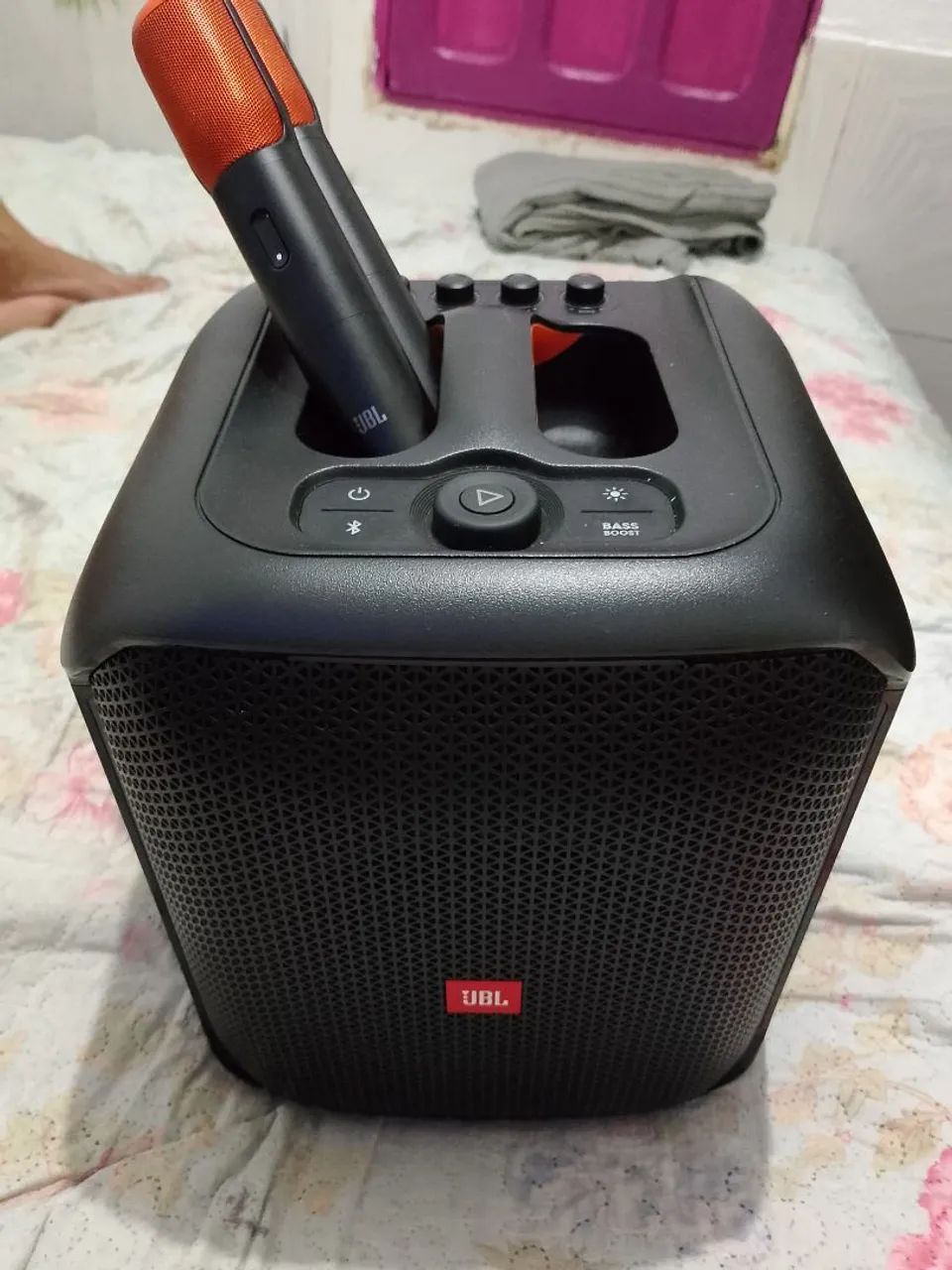 Caixa de som JBL bem conservada sem marcas de uso,acompanha dois microfones e a capa. - Foto 5