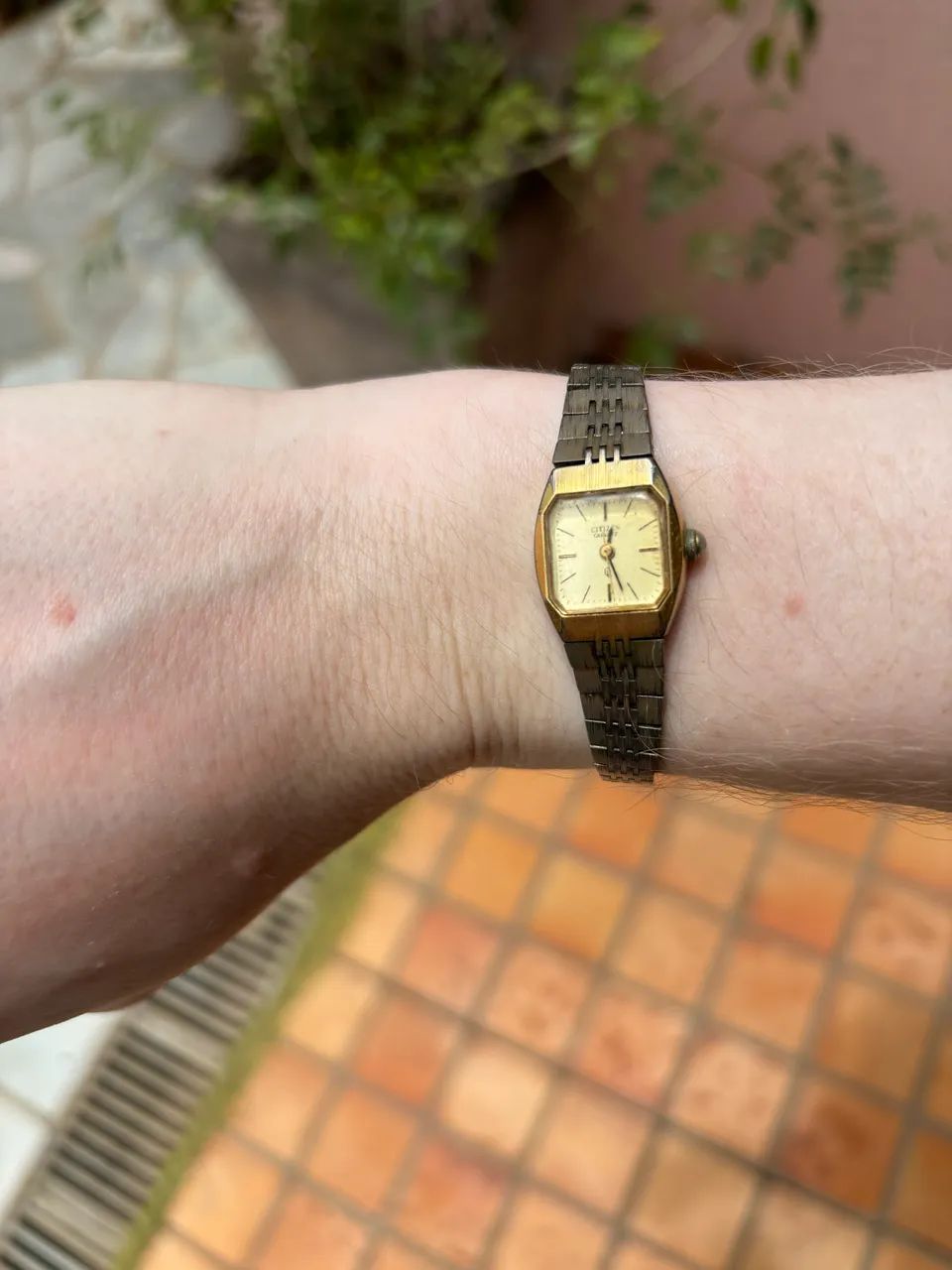 relógio citizen 1971 quartz feminino dourado - Foto 2