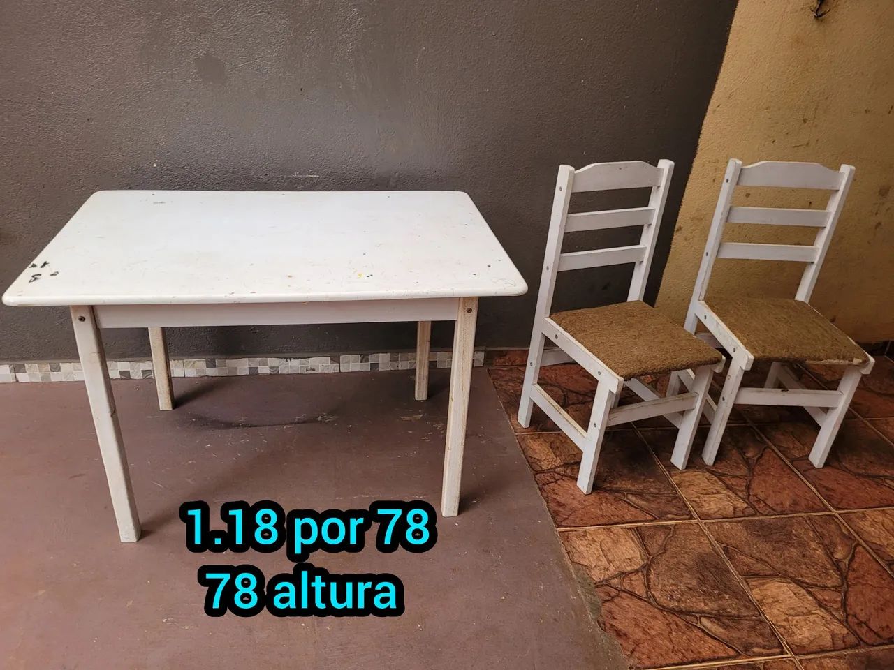 Mesa com 2 cadeiras 