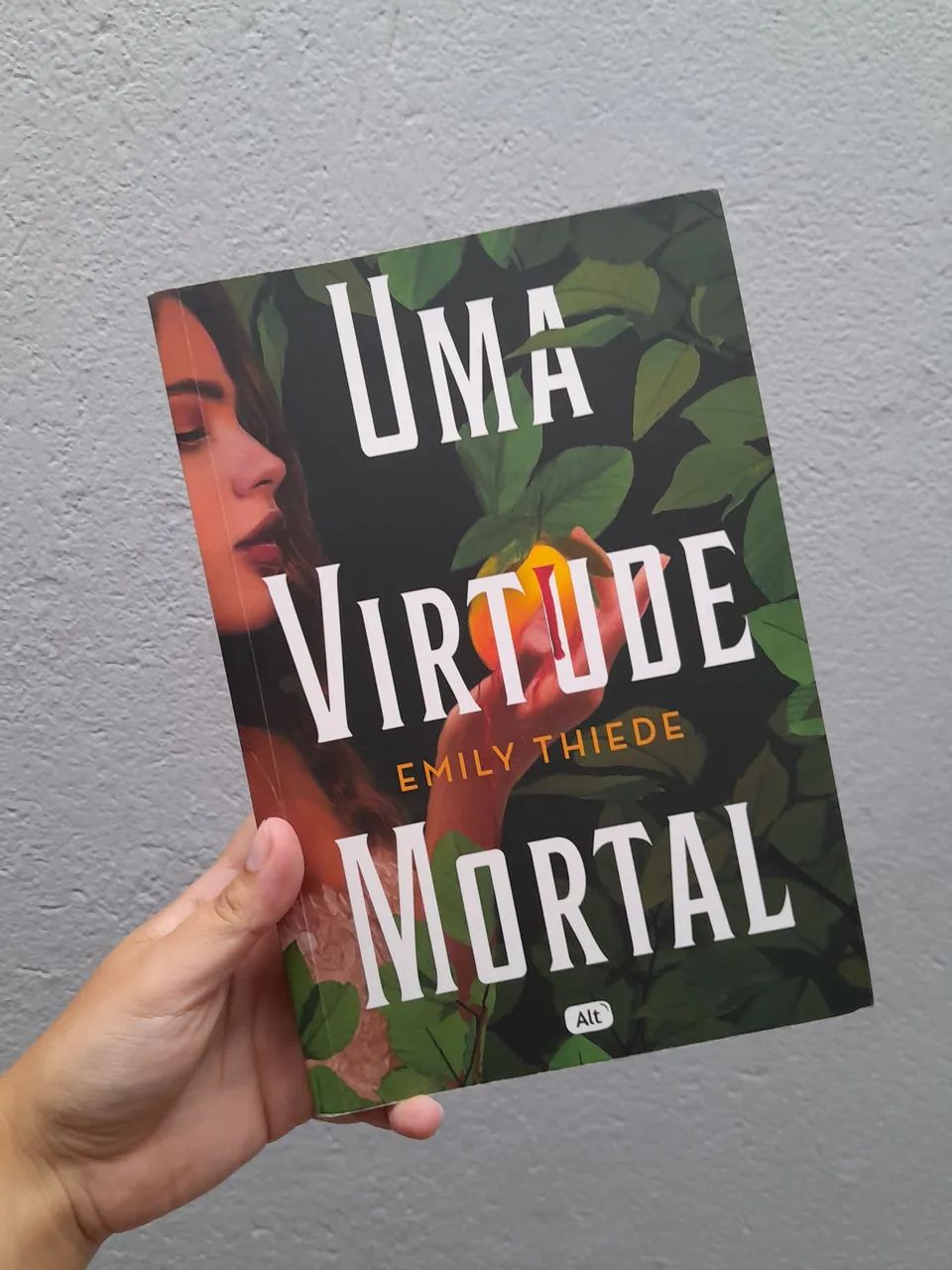 Livro "Uma Virtude Mortal", de Emily Thiede
