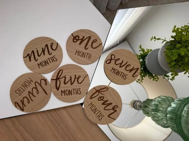 plaquinhas de madeira mesversário em inglês - Foto 2