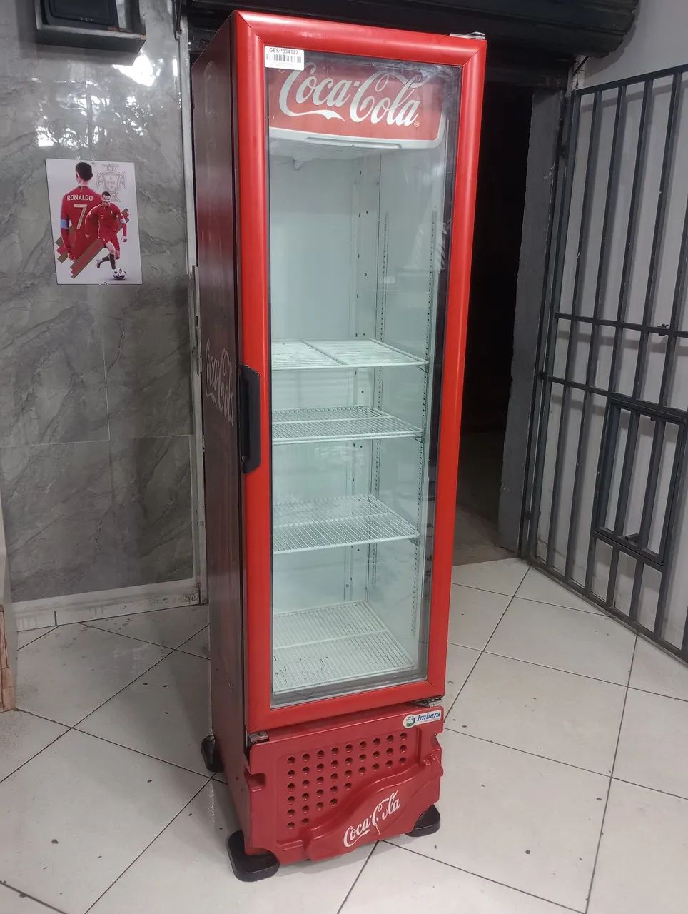 Vendo geladeira expositora coca cola gelando super bem e com garantia ? - Foto 2