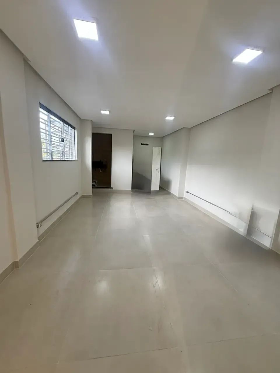 Alugo salas comerciais na Arterial 18