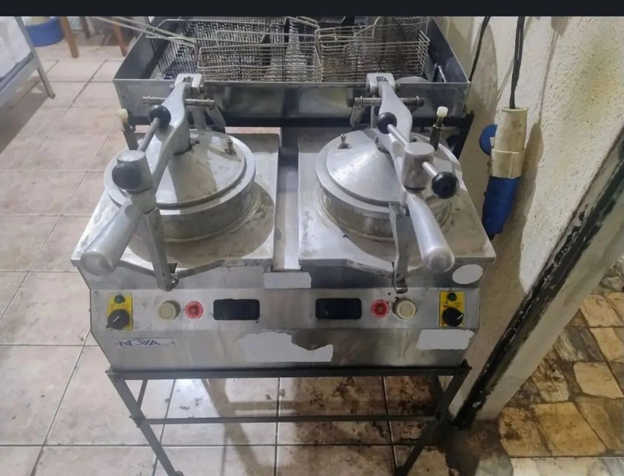Máquina de fritar frango 220 volts