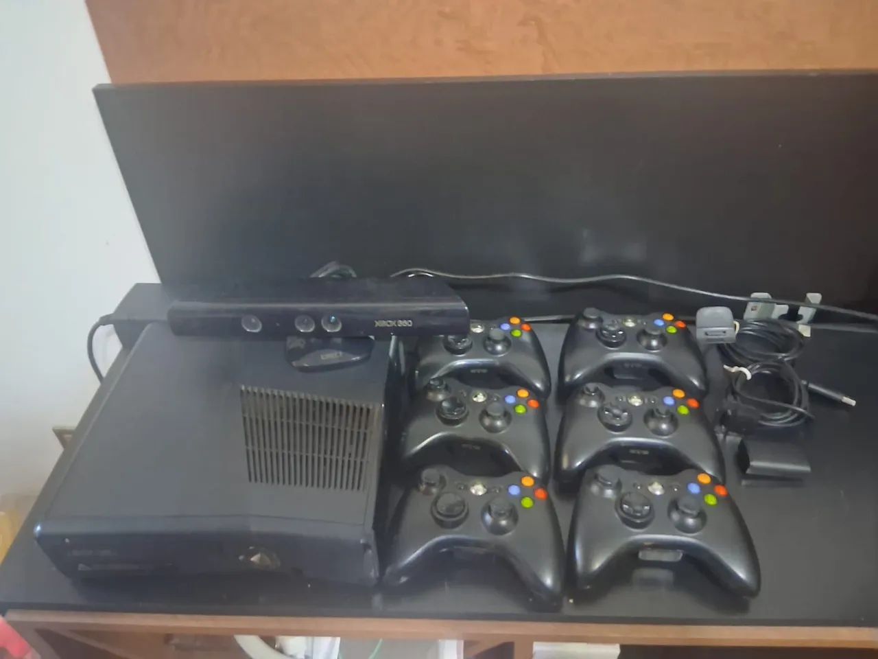 Xbox 360 com 6 controles Kinect e jogos