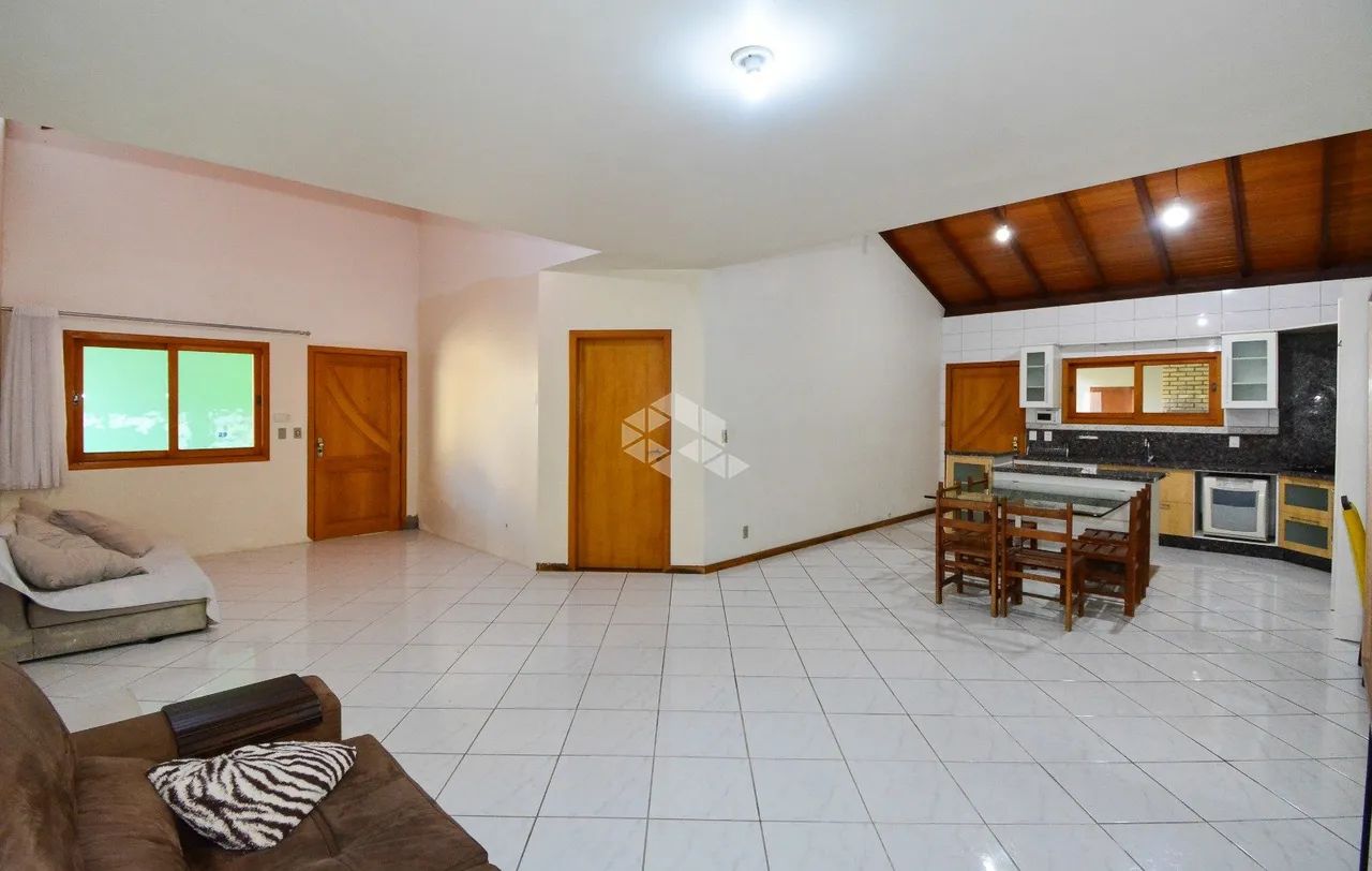CASA COM 3 QUARTOS 2 SUÍTES 4 VAGAS E EDÍCULA À VENDA NO BALNEÁRIO EM FLORIANÓPOLIS - Foto 5