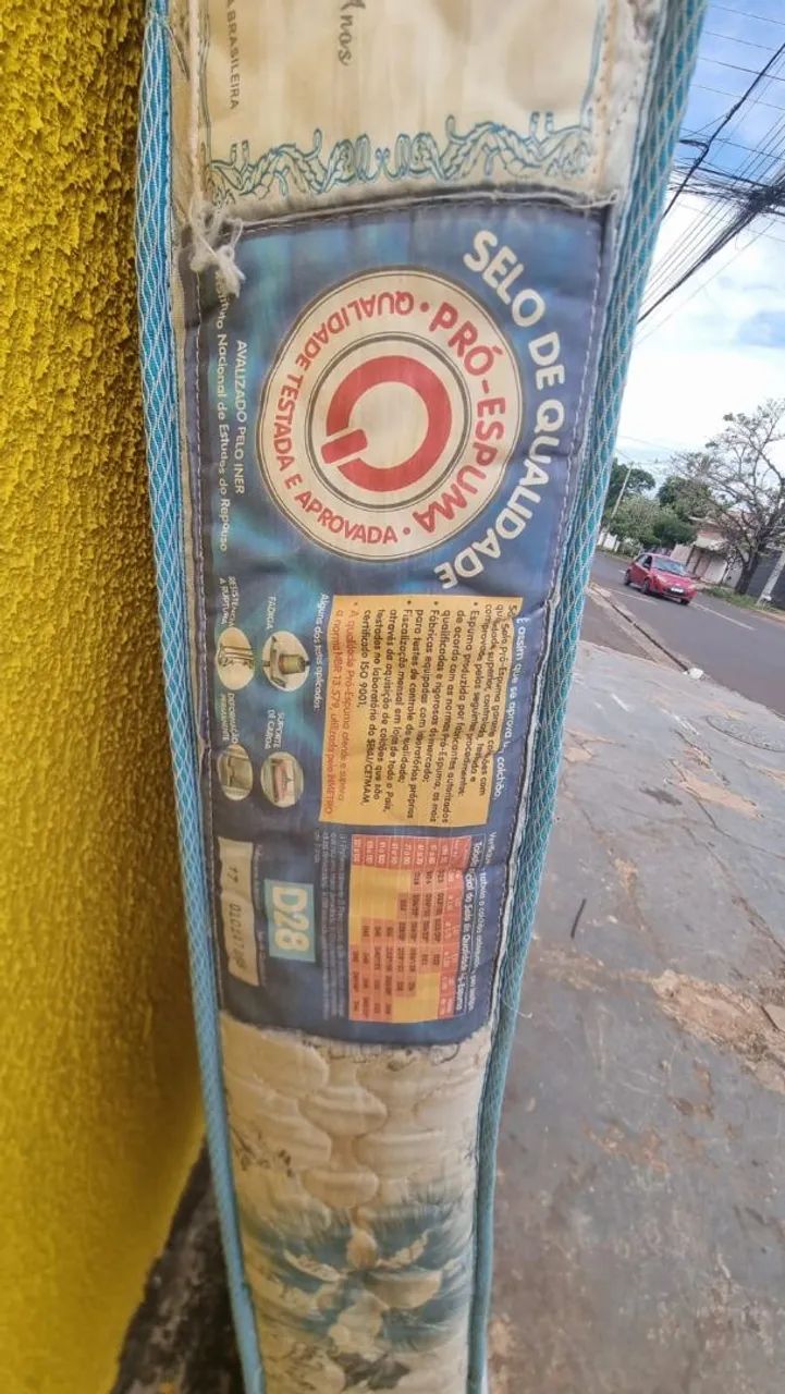 Colchão  solteiro  d 28 marcas de uso ((ENTREGO GRATIS)) - Foto 2