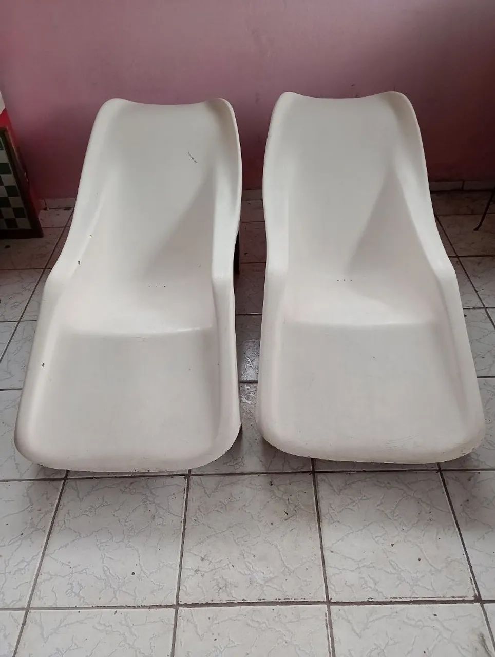 Vendo duas cadeiras pra tomar Sol na piscina 
