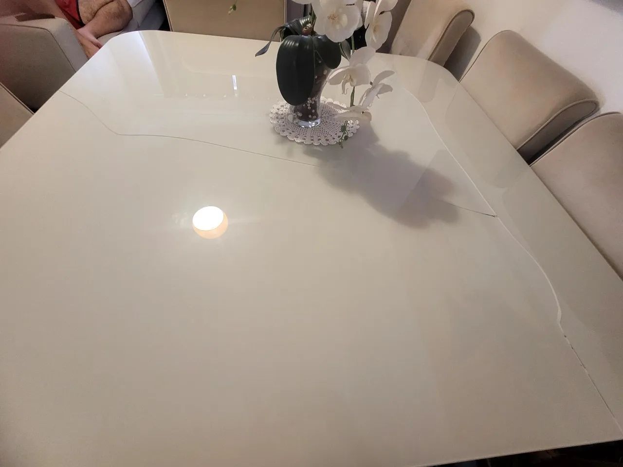 Vendo mesa de oito lugares c/4 cadeiras - Foto 2