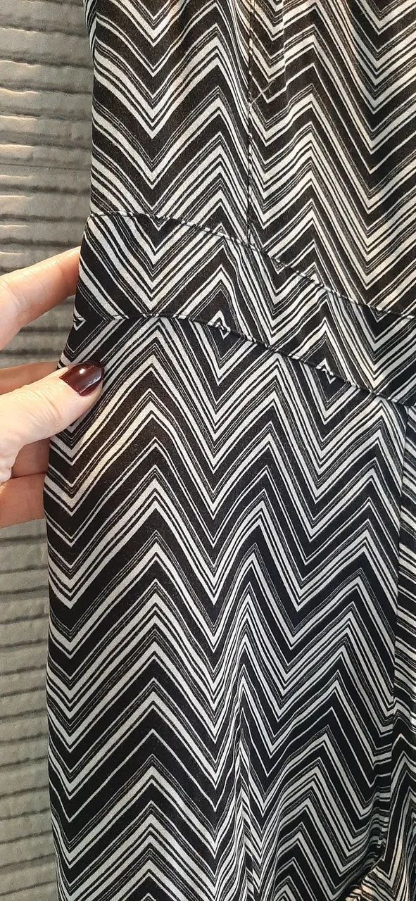 Macacão pantacour estampa geométrica preto e branco - Foto 2