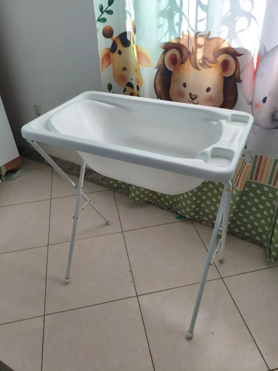 Carrinho de bebê e banheira com suporte  - Foto 2
