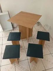 Mesa com bancos