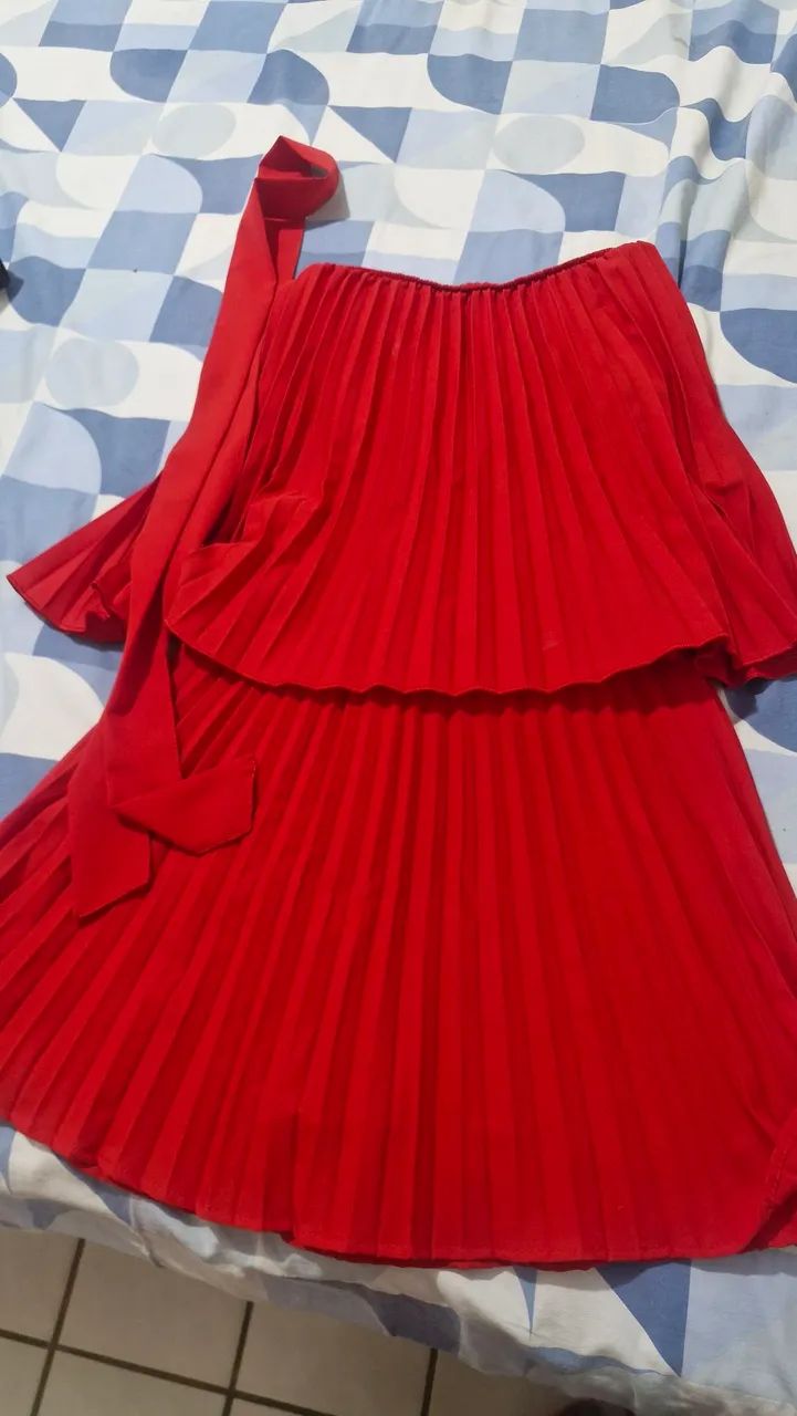 Vestido drapeado com saia short.