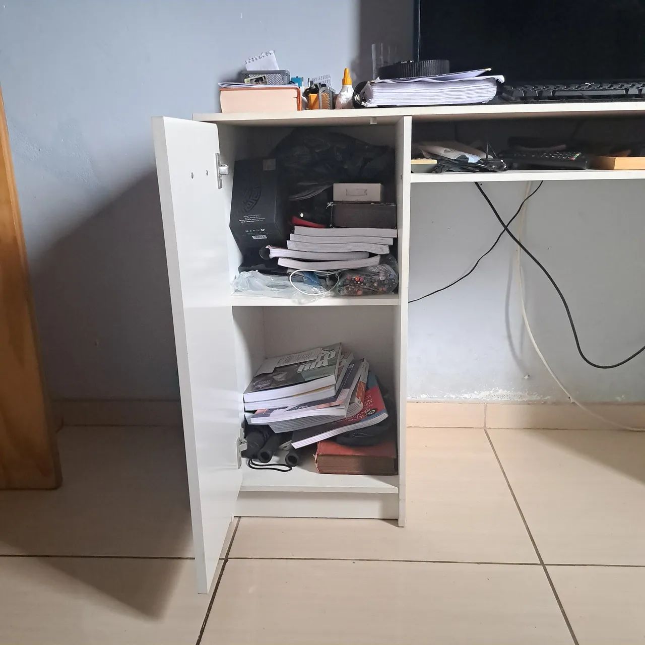 VENDO ESCRIVANINHA SEMINOVA 