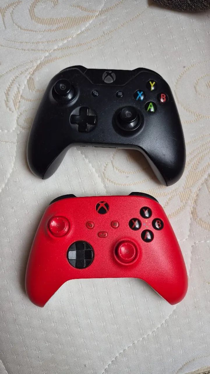 Dois controles de X-BOX