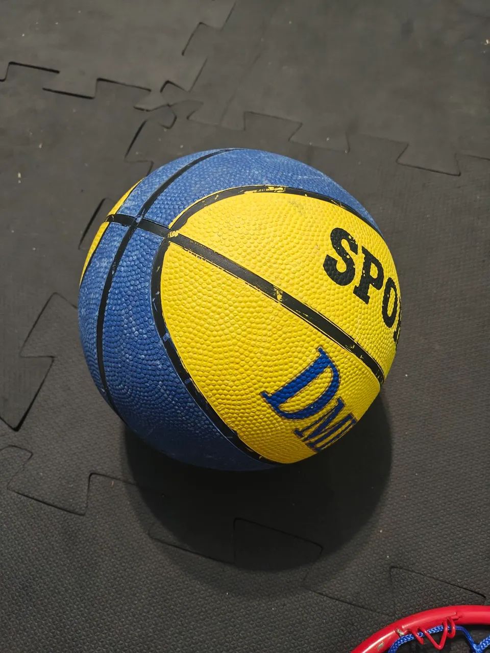 Bola e cesta de basquete 