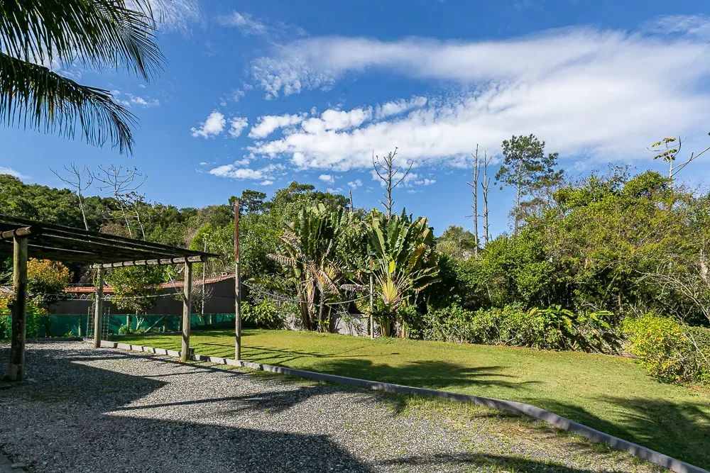 Casa Ampla com Jardim e 04 Dormitórios - Foto 2