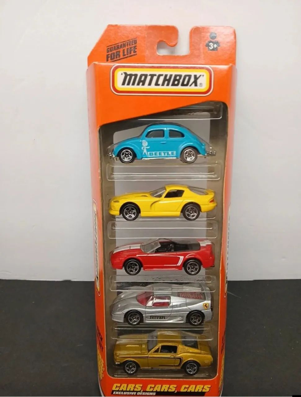 de 5 carrinhos Matchbox, modelos exclusivos: Ferrari, Viper e Beetle.