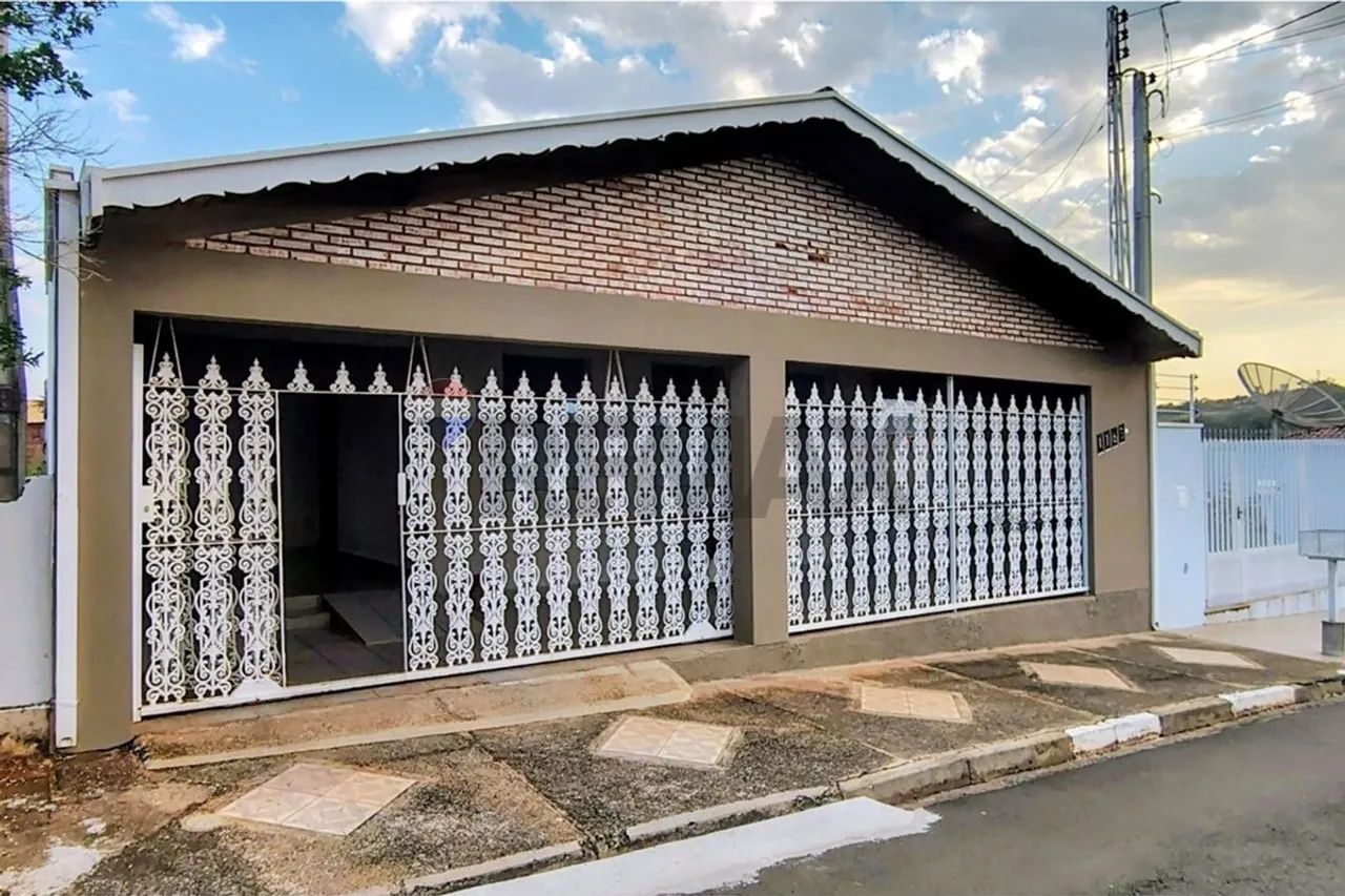 Casa à Venda, com 3 quartos, sendo 1 suíte, em Bairro Tradicional e Tranquilo de São Pedro