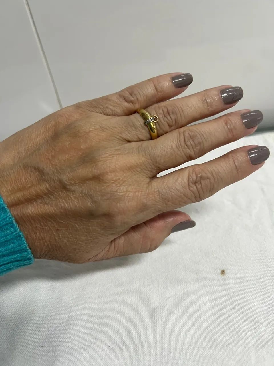 Anel ouro 18 com 6 brilhantes e argolinha para pingente 