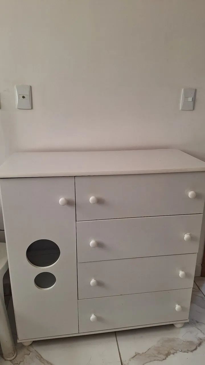 Cômoda infantil com porta detalhe em vidro e 4 gavetas