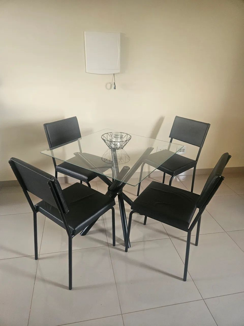 Conjunto de mesa de vidro com 4 cadeiras. NOVO.