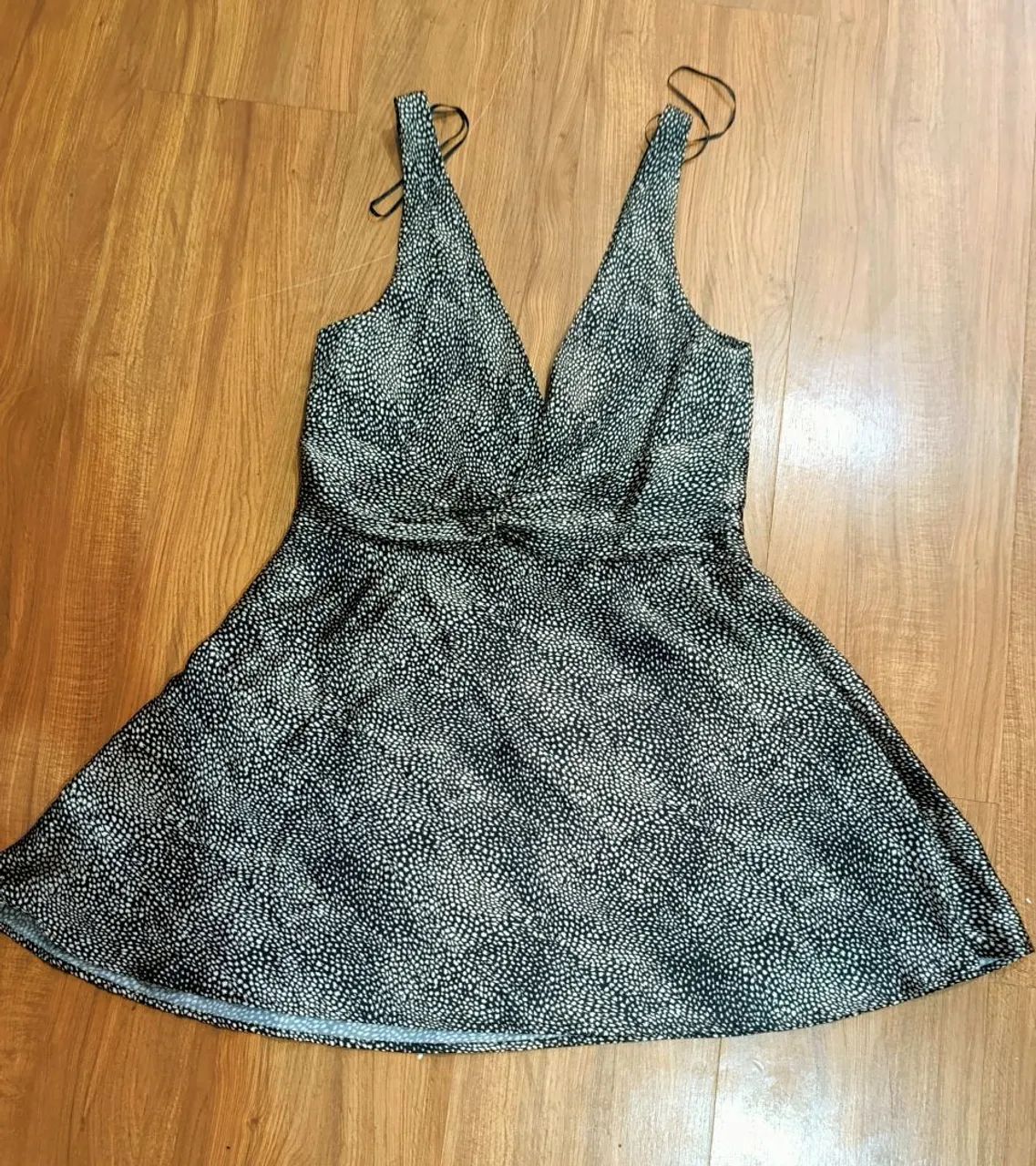 Vestido Cinza, justo.