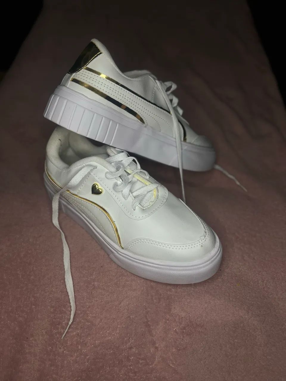 TÊNIS BRANCO COM DETALHES DOURADOS  - Foto 2
