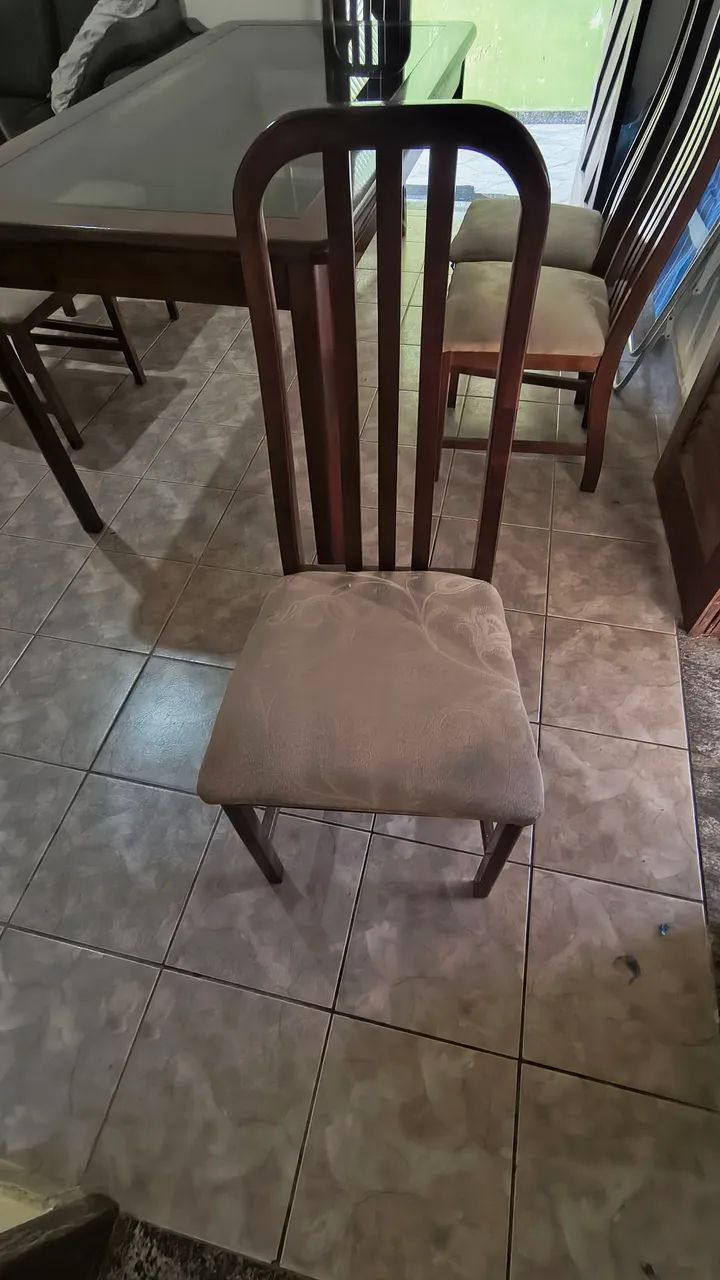 Mesa de madeira com tampo de vidro e 6 cadeiras  - Foto 3