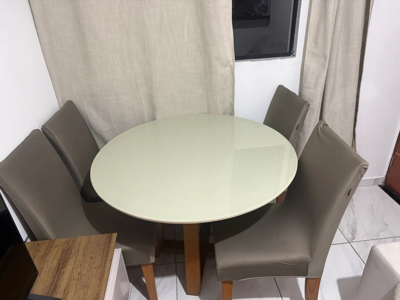 Mesa redonda de 4 cadeiras em bom estado 