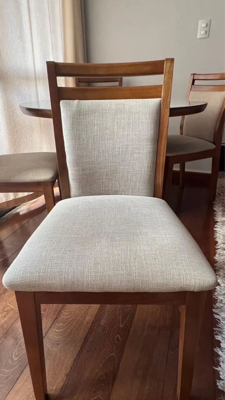 Mesa e cadeiras de madeira maciça  - Foto 4