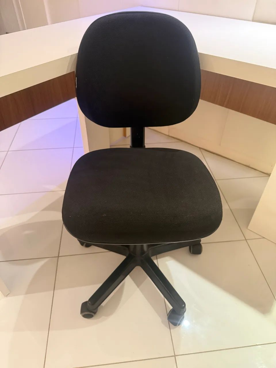Vendo cadeira para escritório de estofado preta