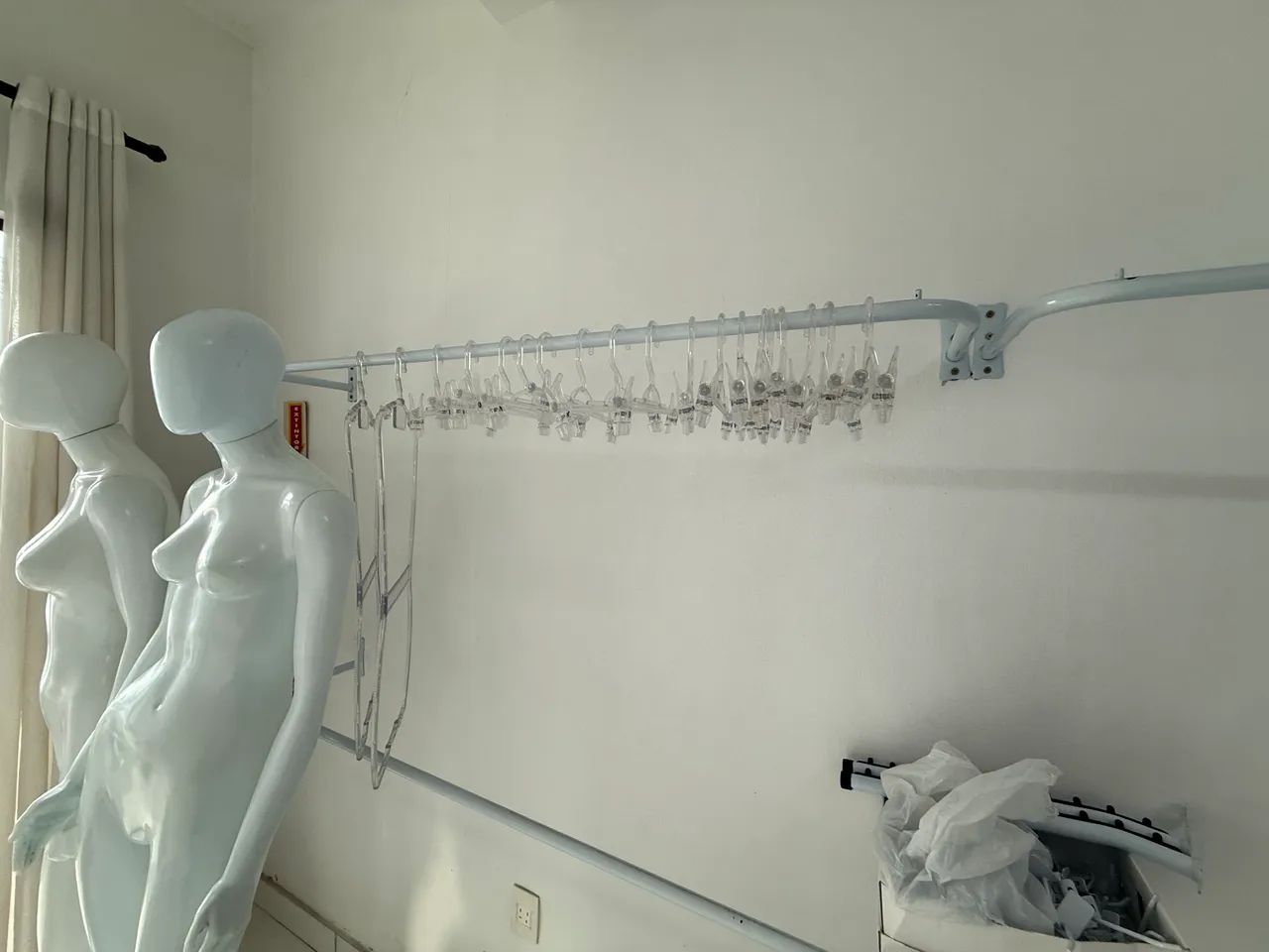Expositores para loja - Araras + painel+ manequins  - Foto 4