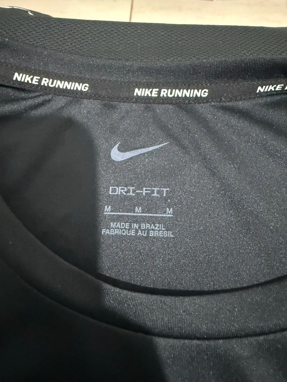 Camiseta Nike run desbrava preta M - Foto 2