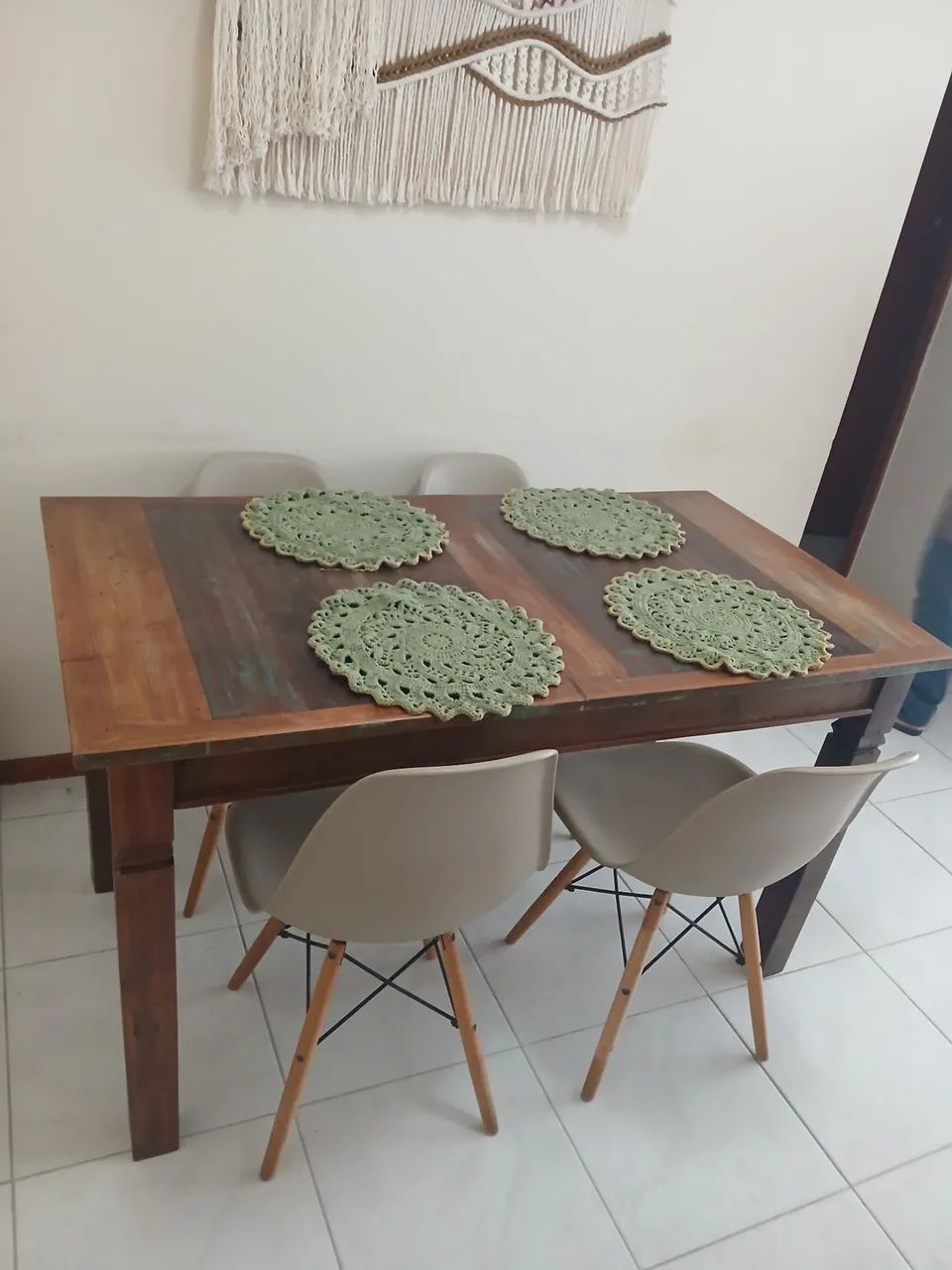 Mesa de madeira com 4 cadeiras - Foto 5