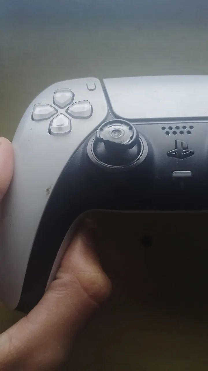 CONTROLE DE PS5 USADO!!!! ( 1 analógico quebrado ao meio mais funcionando normalmente ) - Foto 4