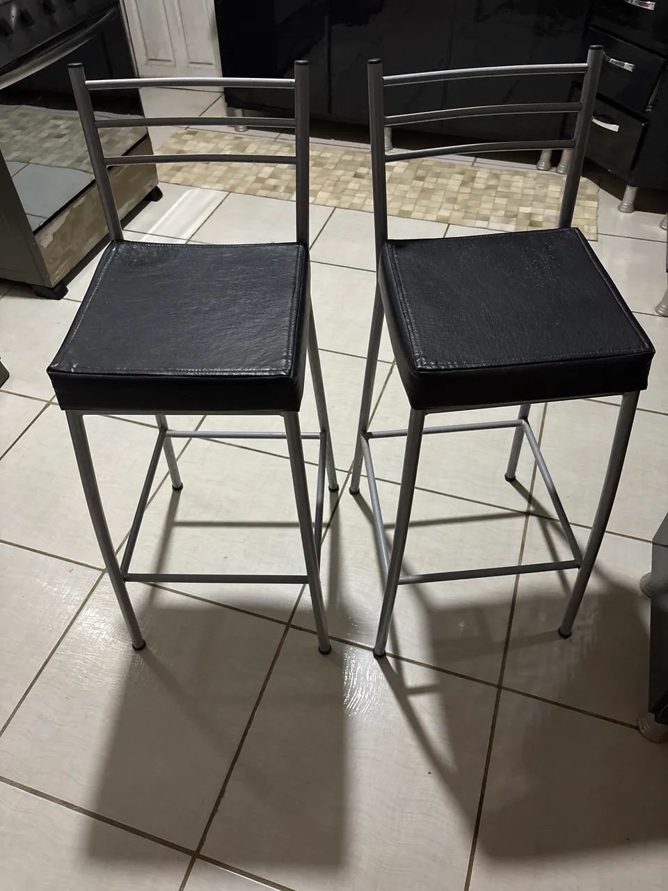 2 banquetas alta assento em couro preto  - Foto 2