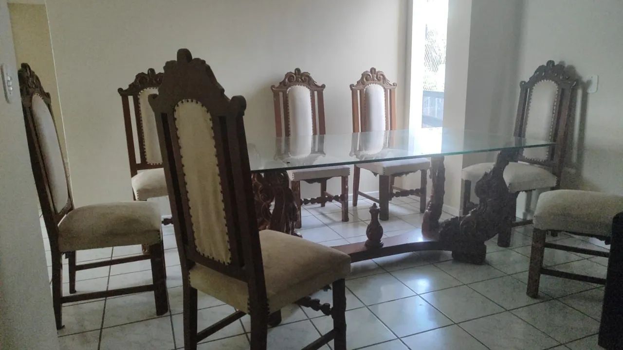 Mesa  de madeira tampo de vidro com  8 cadeiras e com avaria. - Foto 2