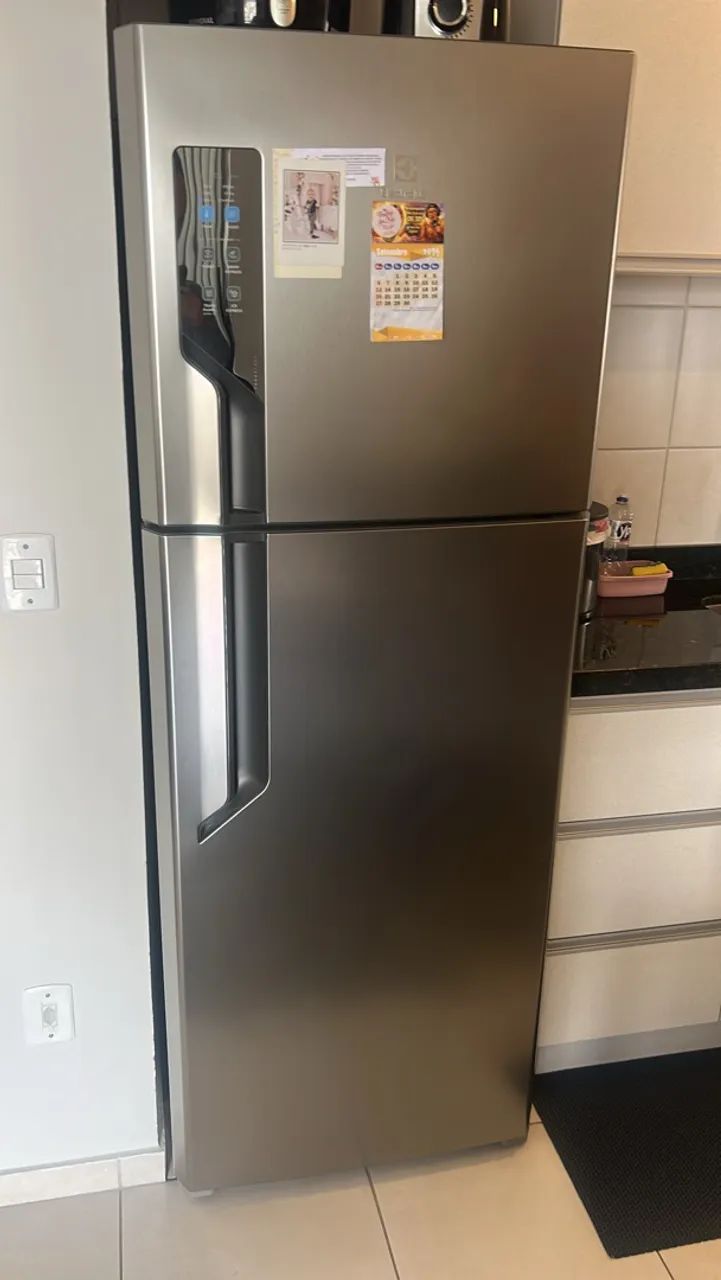 Vendo Geladeira Electrolux Inteira.