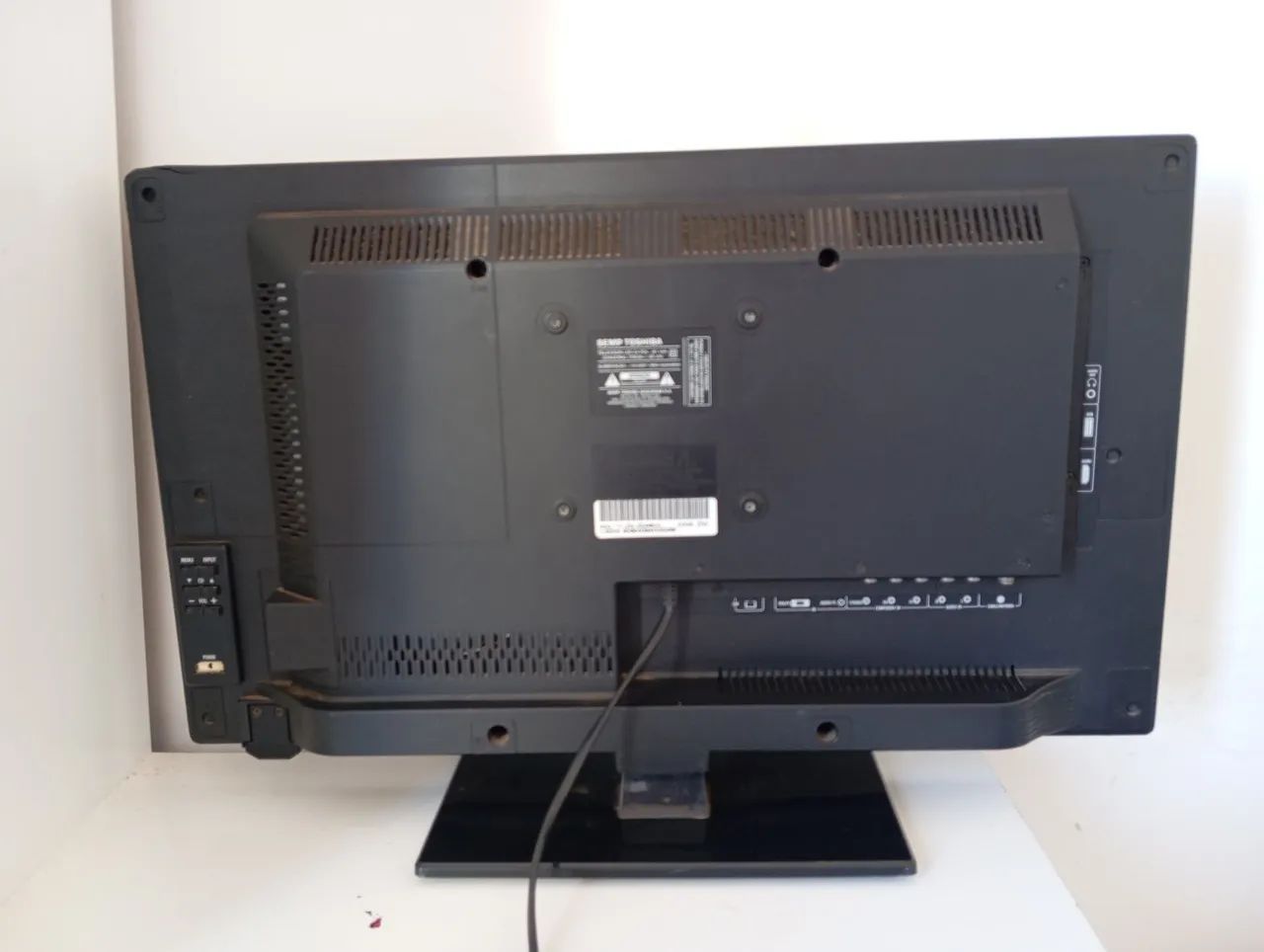 Televisão SEMP 34 polegadas semi nova com defeito apenas no áudio e um risco preto na tela - Foto 4